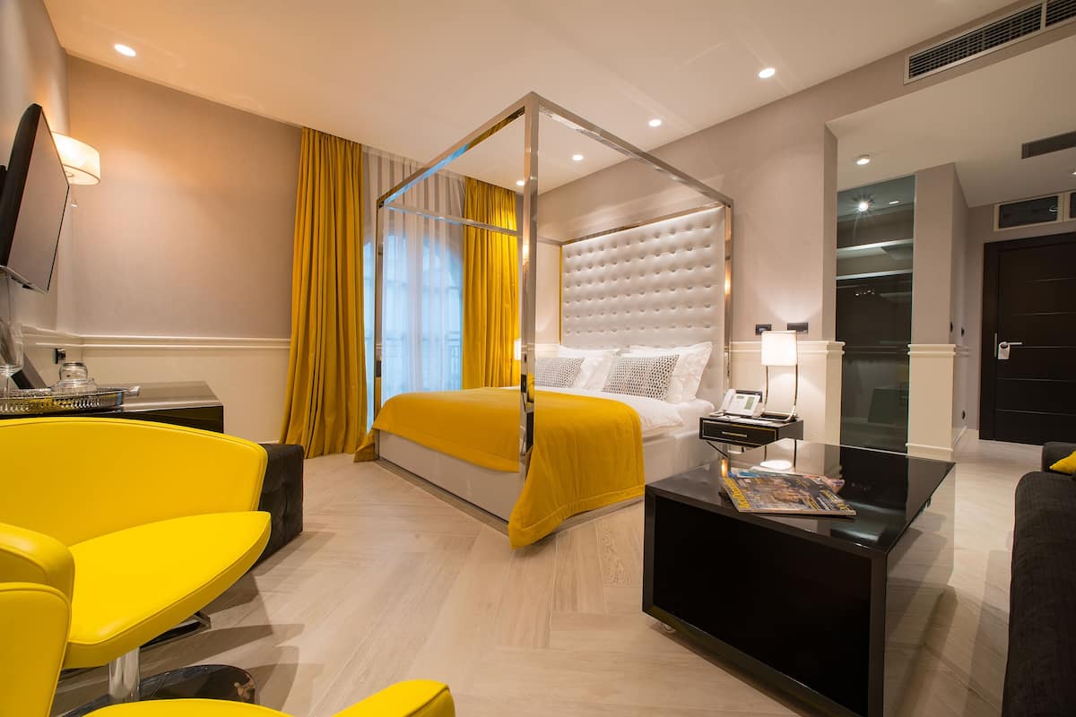 standard double room | minibar, in-room safe, individually decorated, individually furnished