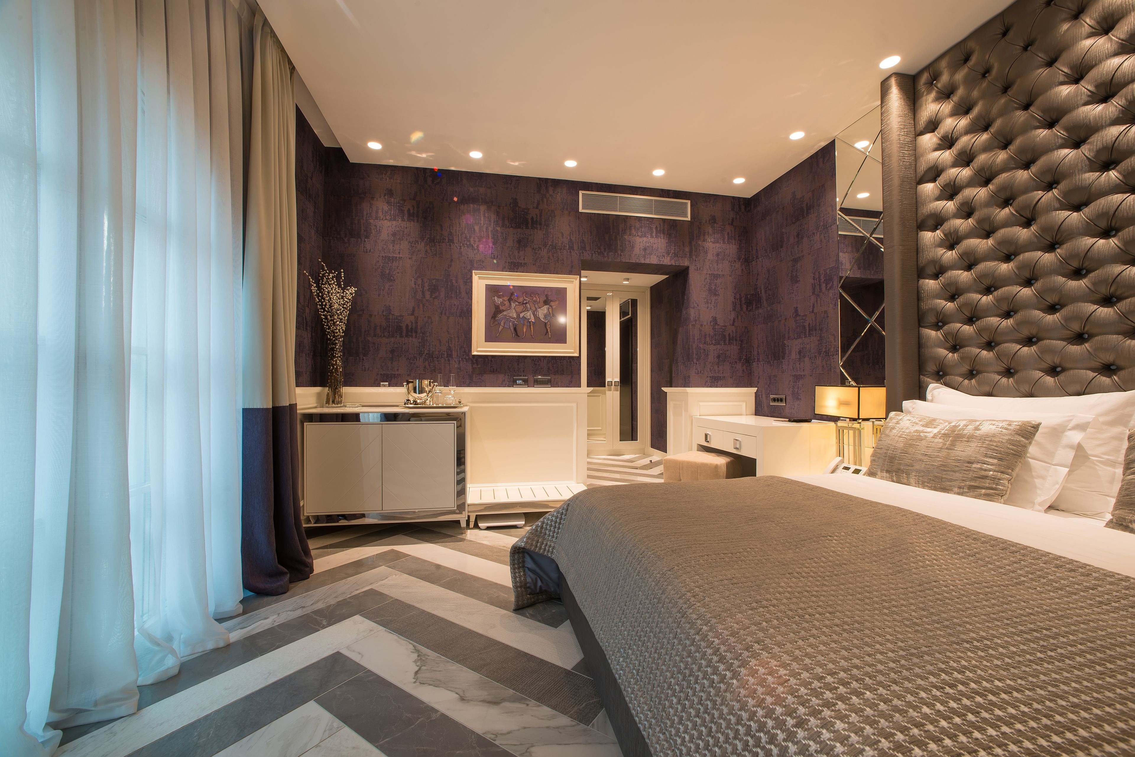 standard double room | minibar, in-room safe, individually decorated, individually furnished