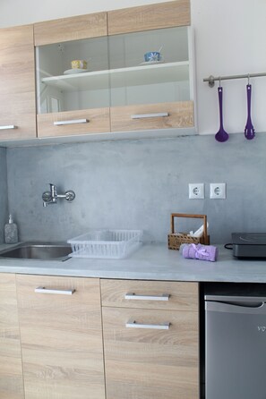 Fridge, stovetop, electric kettle, cookware/dishes/utensils - Bel Momento (Zakynthos)