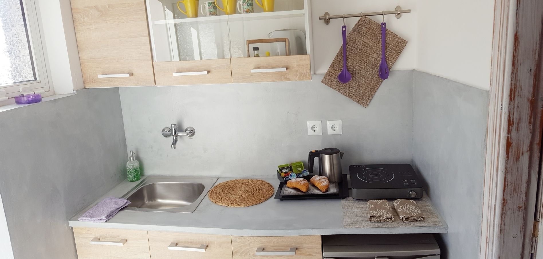 Geladeira, cooktop, chaleira elétrica