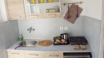 Geladeira, cooktop, chaleira elétrica