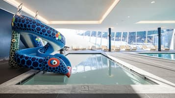 Piscina interna, piscina externa, guarda-sóis, espreguiçadeiras