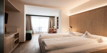 2 habitaciones, ropa de cama de alta calidad, cubrecamas y minibar 