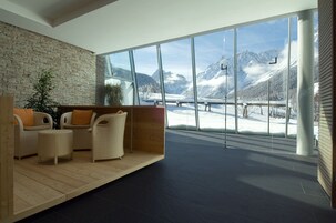 Una bañera de hidromasaje, baño turco, 3 salas de tratamiento, masajes