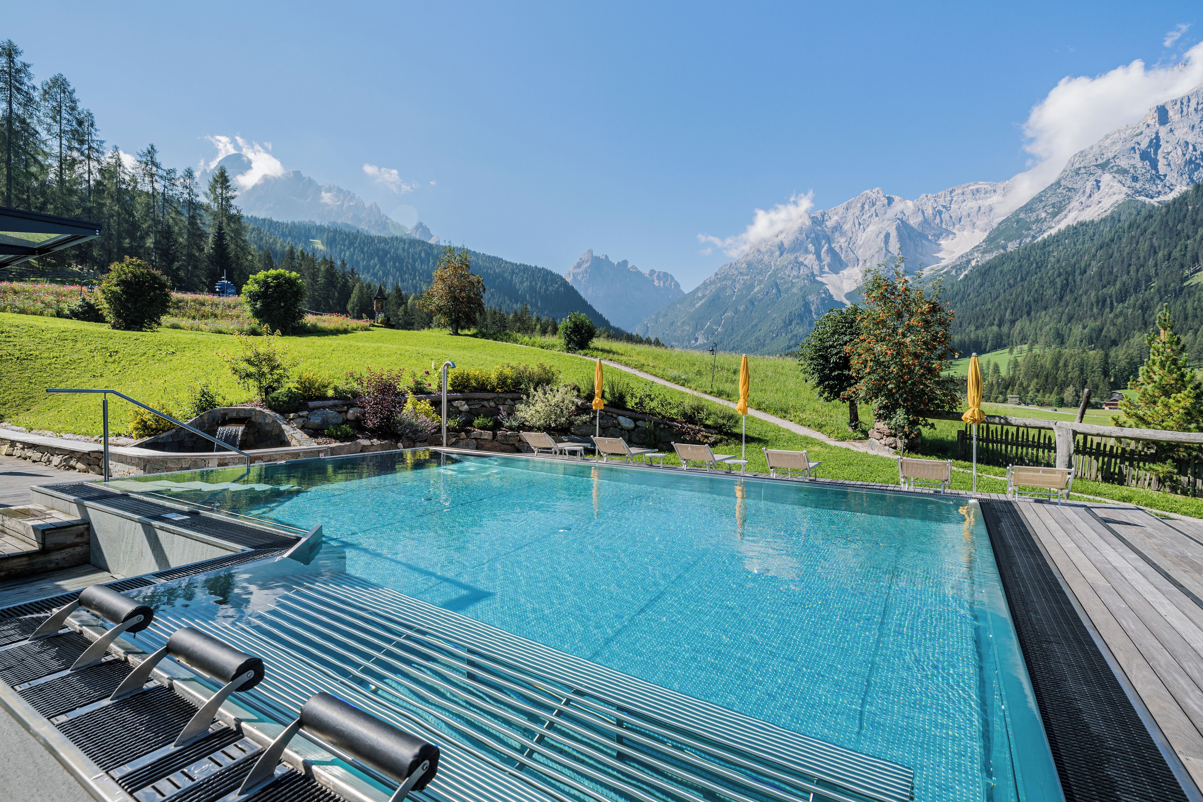 Piscina coperta, piscina all'aperto, ombrelloni da piscina, lettini