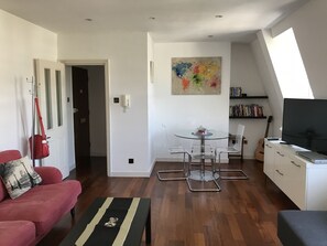 TV, DVD player, books, video library - High Street Kensington Rooftop Apartment (London)