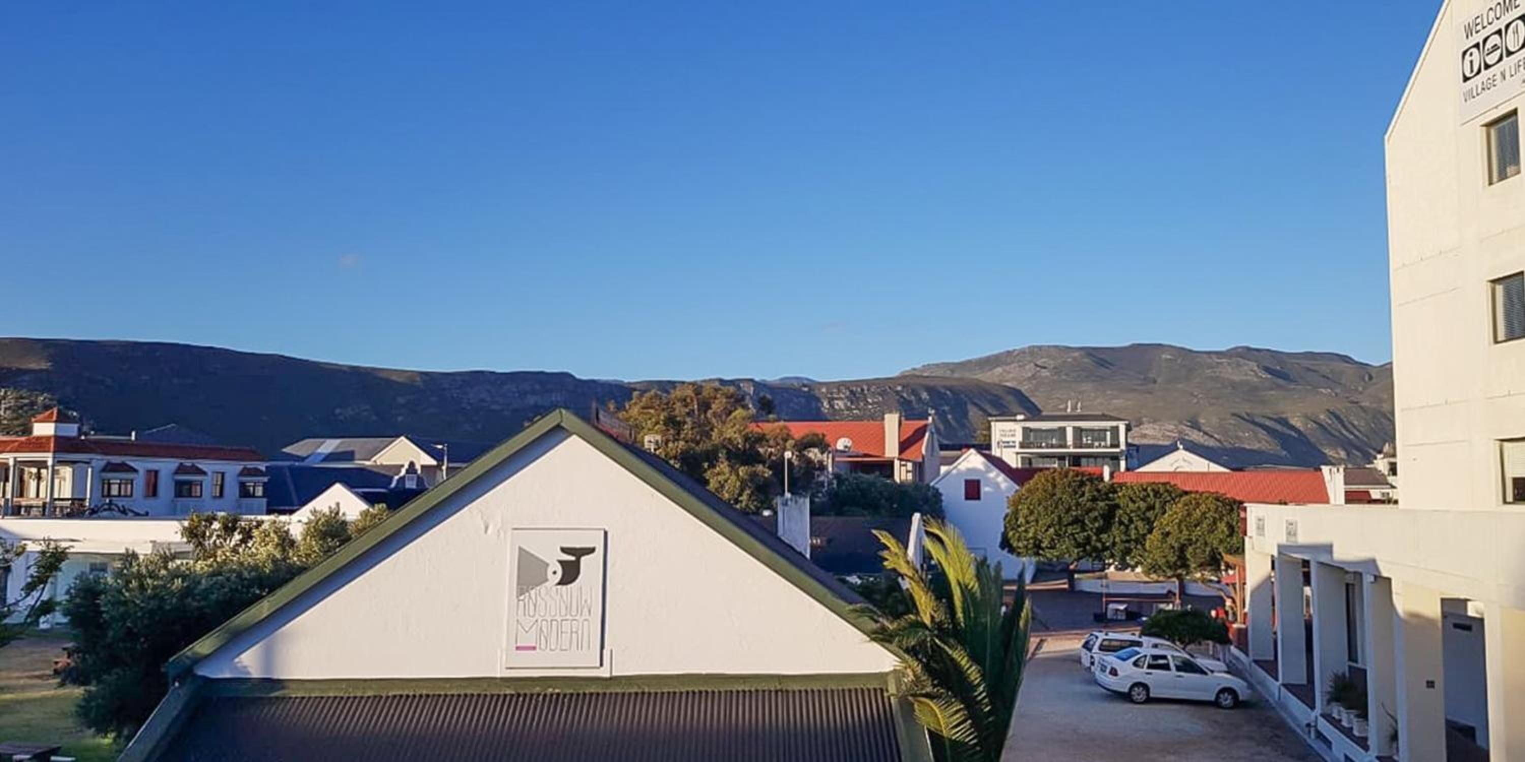 Un edificio con un letrero que dice "Welcome to Village N Luf".