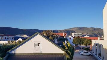 Un edificio con un letrero que dice "Welcome to Village N Luf".