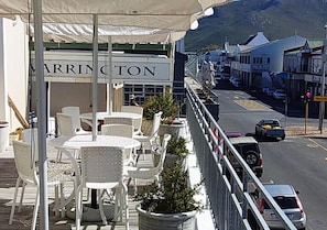 Outdoor dining - Zzzone Boutique Hostel (Hermanus)