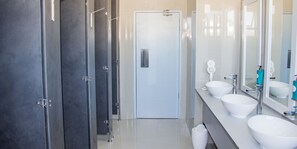 Shower, rainfall showerhead, hair dryer, bidet - Zzzone Boutique Hostel (Hermanus)