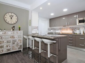 Fridge, microwave, oven, coffee/tea maker