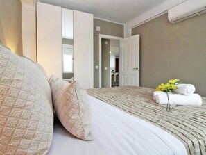 2 bedrooms, iron/ironing board, Internet, bed sheets
