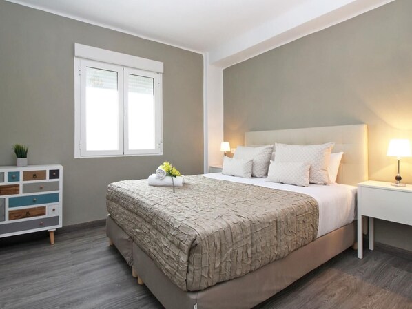 2 bedrooms, iron/ironing board, internet, bed sheets