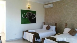 Kamar Double Standar | Meja kerja, tempat tidur lipat/tambahan, dan seprai linen