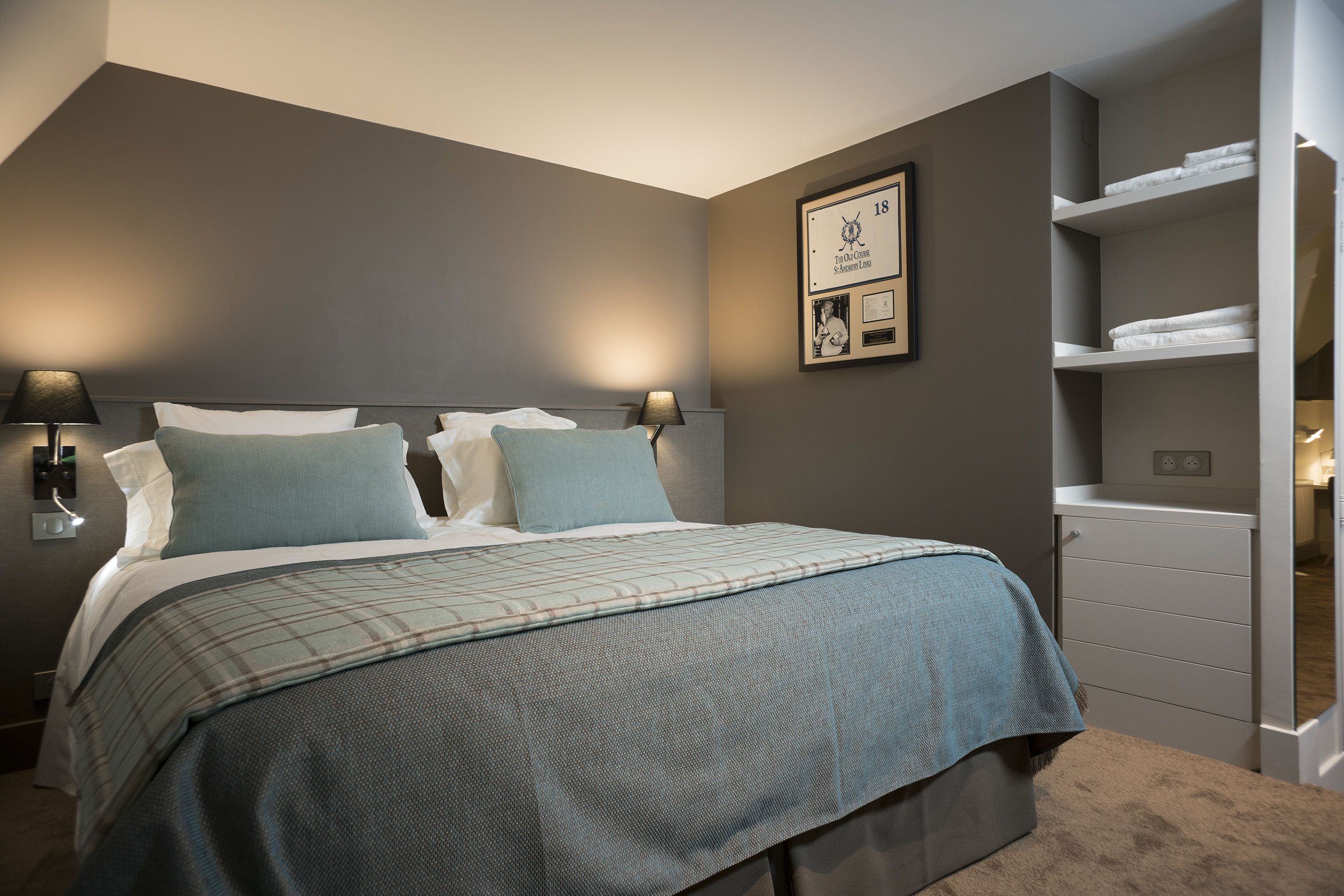 in-room safe, desk, free wifi