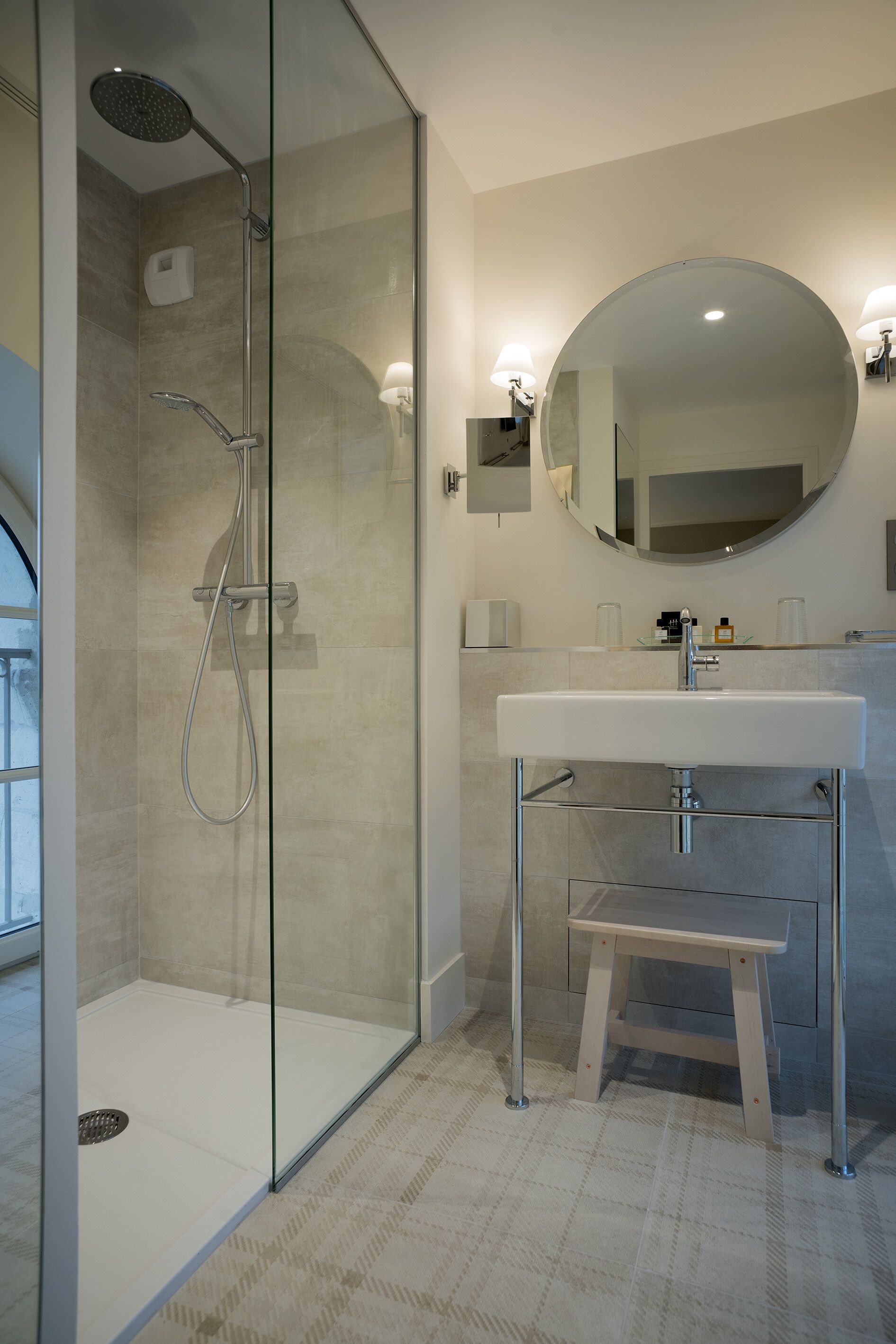 room (tradition) | bathroom | combined shower/bathtub, free toiletries, hair dryer, towels