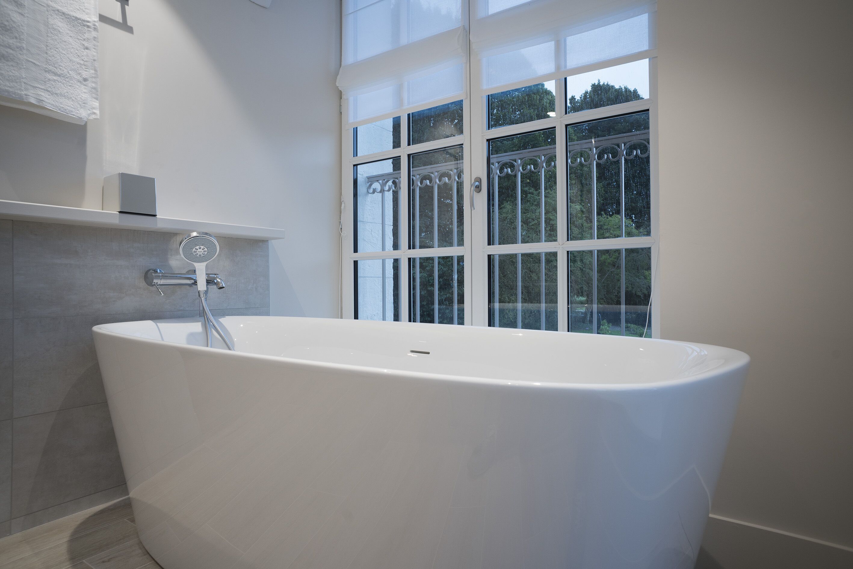 deluxe room | bathroom | combined shower/bathtub, free toiletries, hair dryer, towels