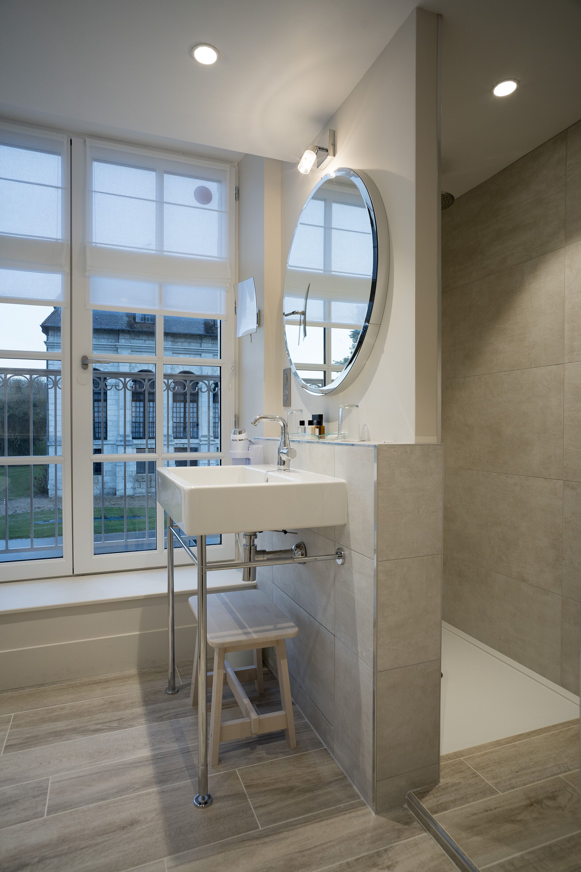 deluxe room | bathroom | combined shower/bathtub, free toiletries, hair dryer, towels