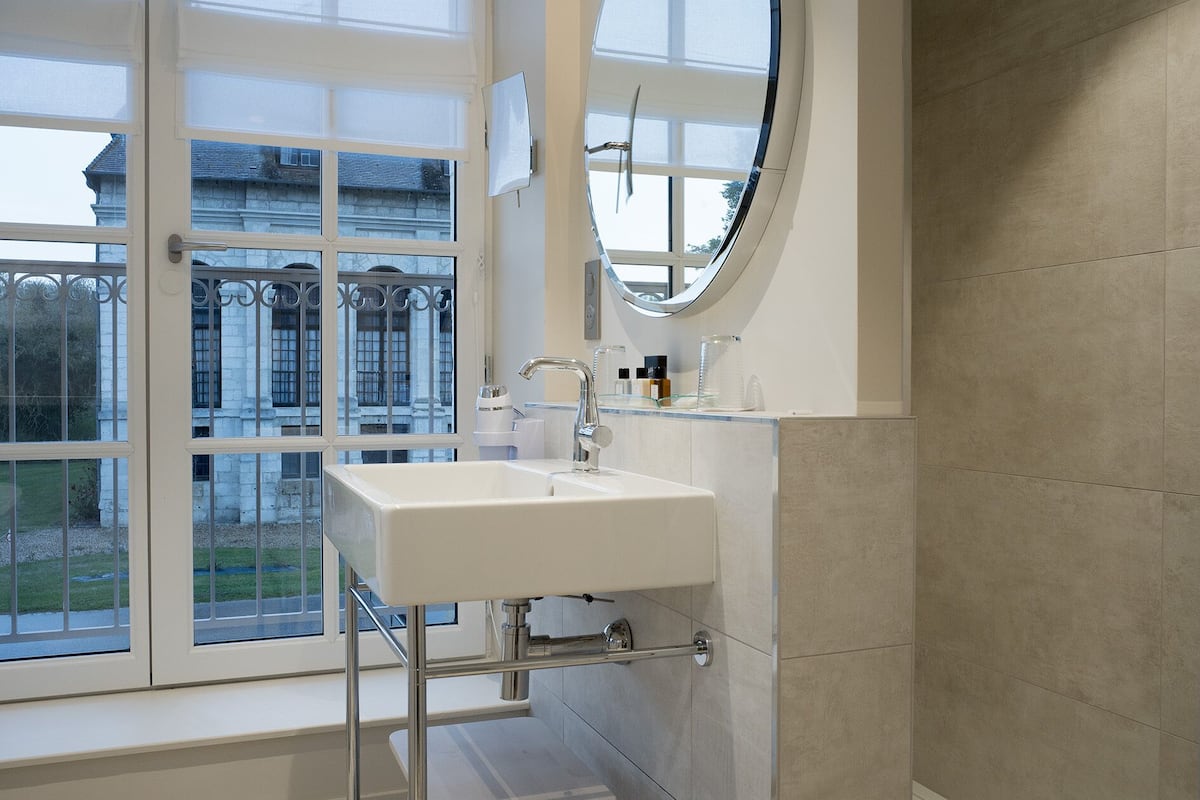 deluxe room | bathroom | combined shower/bathtub, free toiletries, hair dryer, towels