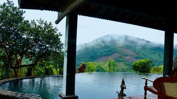 2 outdoor pools