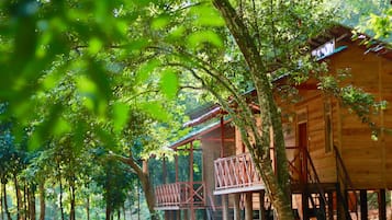 خزنة داخل الغرفة ومكتب ومساحة عمل للكمبيوتر المحمول وستائر تعتيم