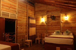 房內夾萬、書桌、手提電腦工作空間、遮光窗簾/窗簾