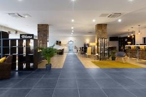 Lobby-lounge