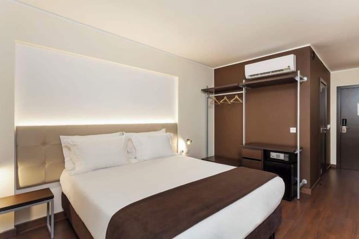 Minibar, in-room safe, desk, laptop workspace