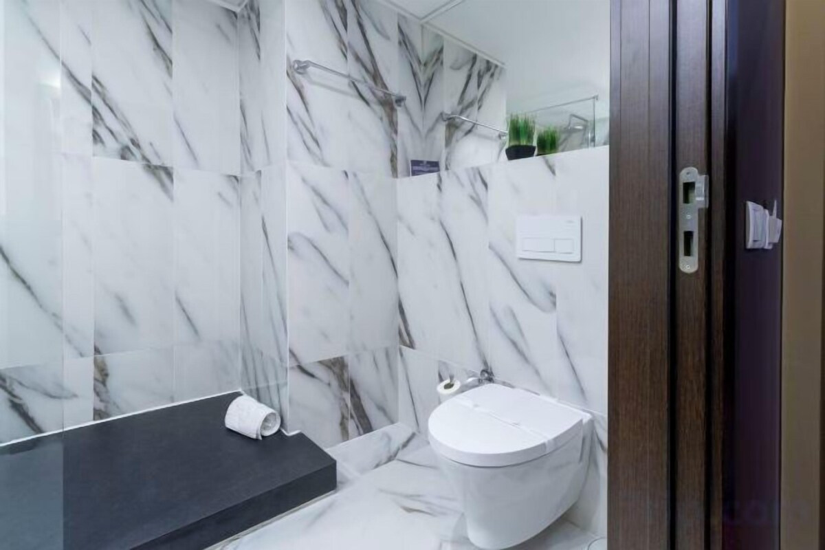 Shower, rainfall showerhead, free toiletries, hair dryer (on request)