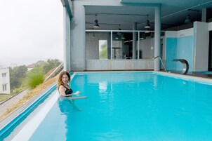 Una piscina cubierta (de 10:00 a 20:00), tumbonas