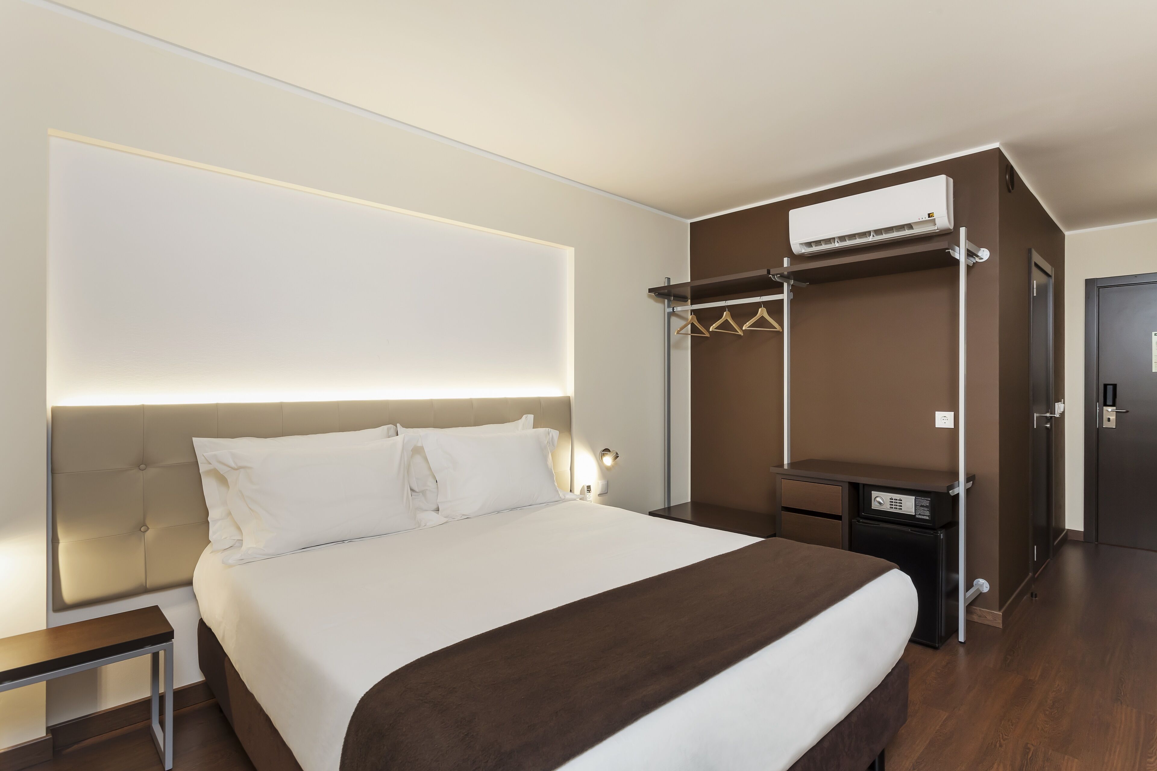 standard double room | 1 bedroom, minibar, in-room safe, desk