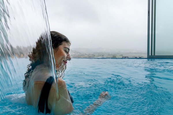 Una piscina techada, sillones reclinables de piscina