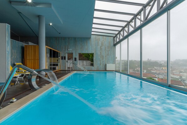 Piscine couverte, accès possible de 10 h 00 à 20 h 00, chaises longues