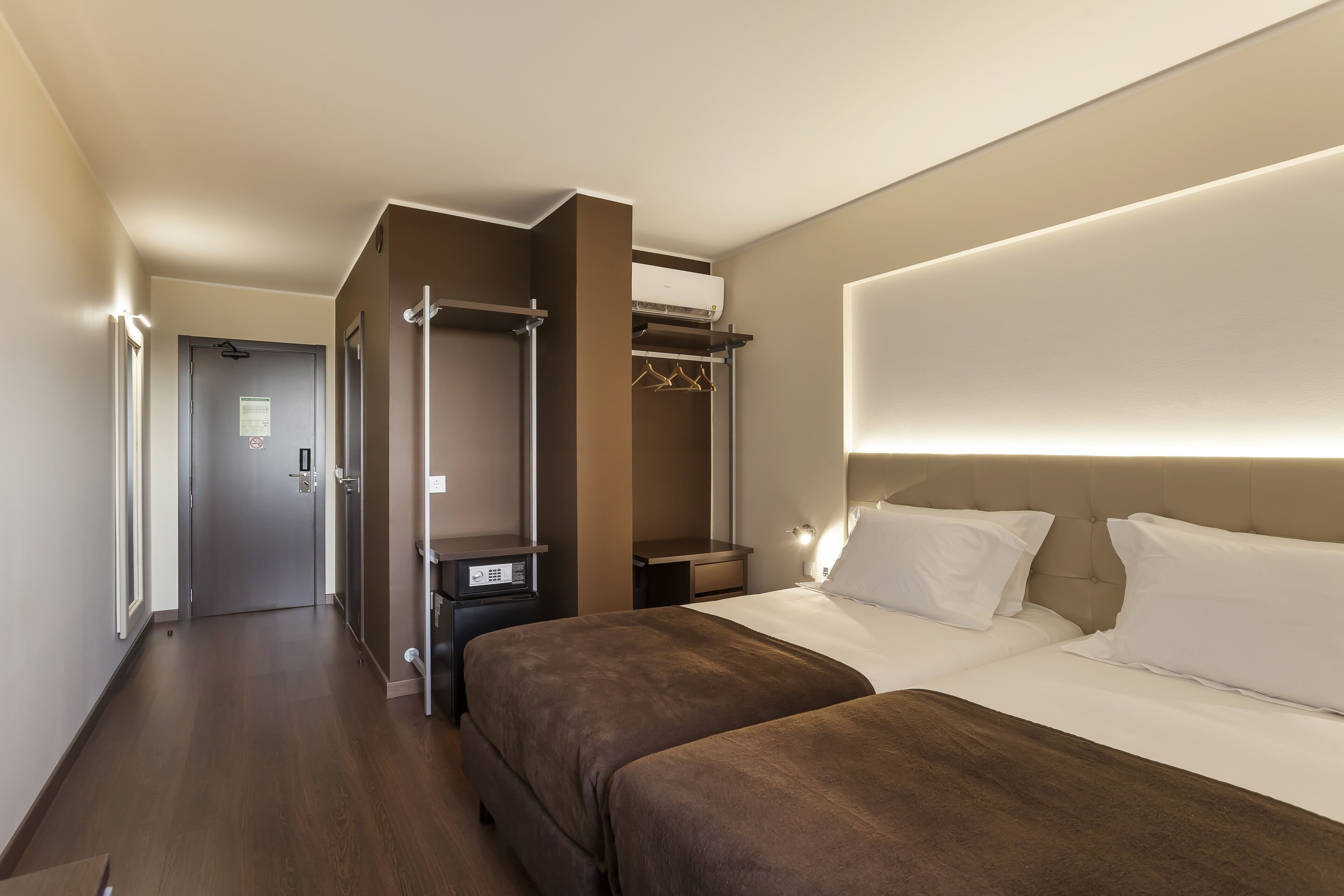 standard twin room | 1 bedroom, minibar, in-room safe, desk