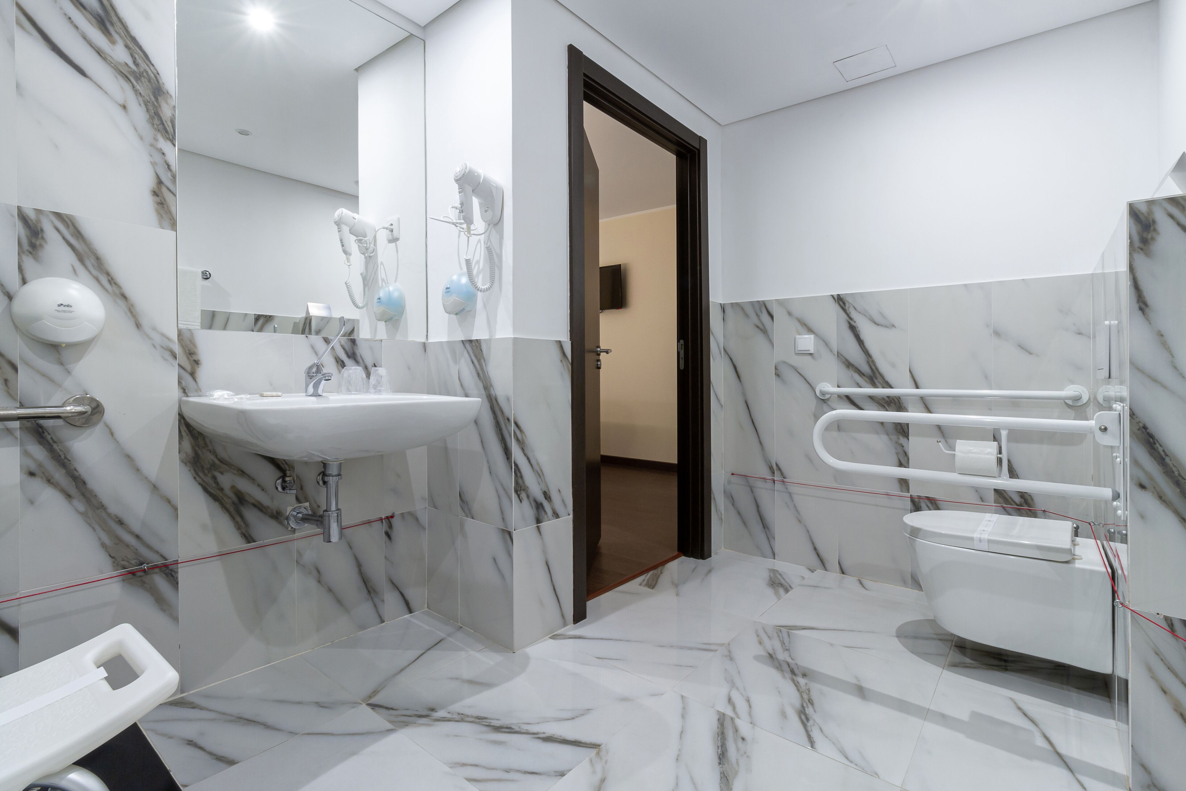 standard double room | bathroom | shower, rainfall showerhead, free toiletries, hair dryer