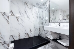 Douche, douche à « effet pluie », articles de toilette gratuits