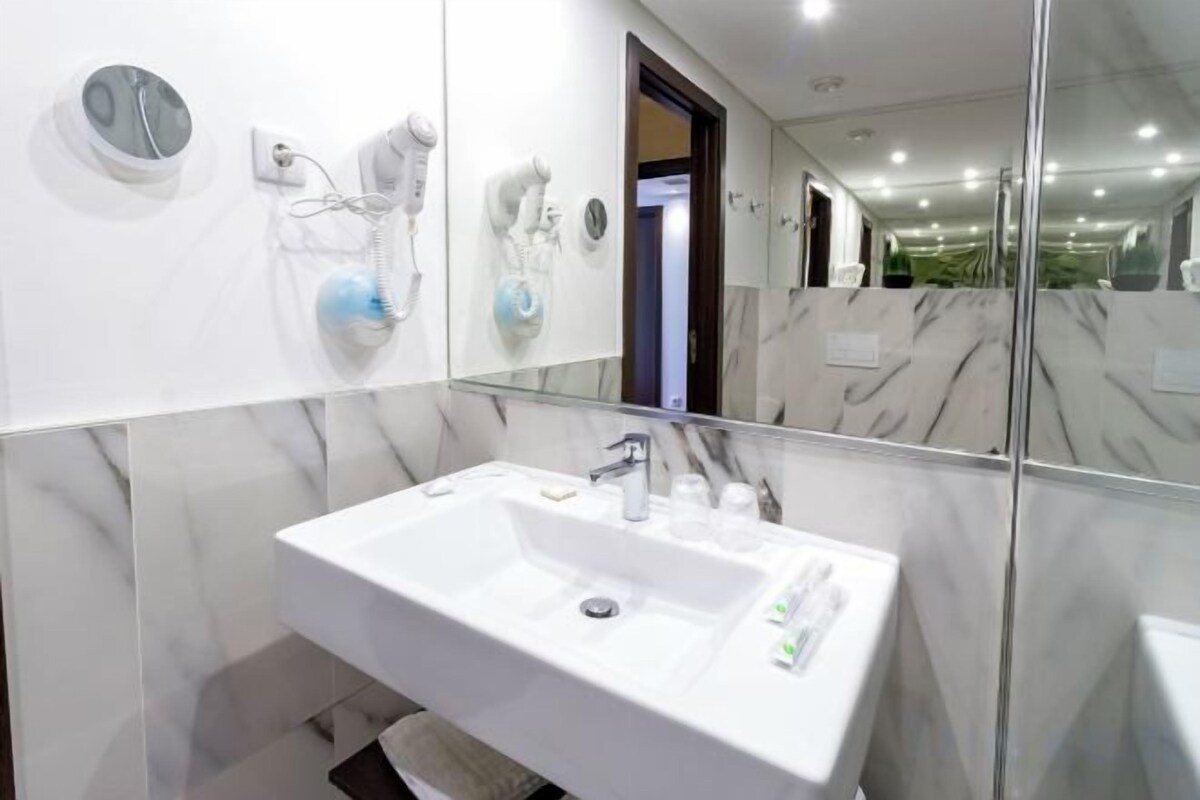 Shower, rainfall showerhead, free toiletries, hair dryer