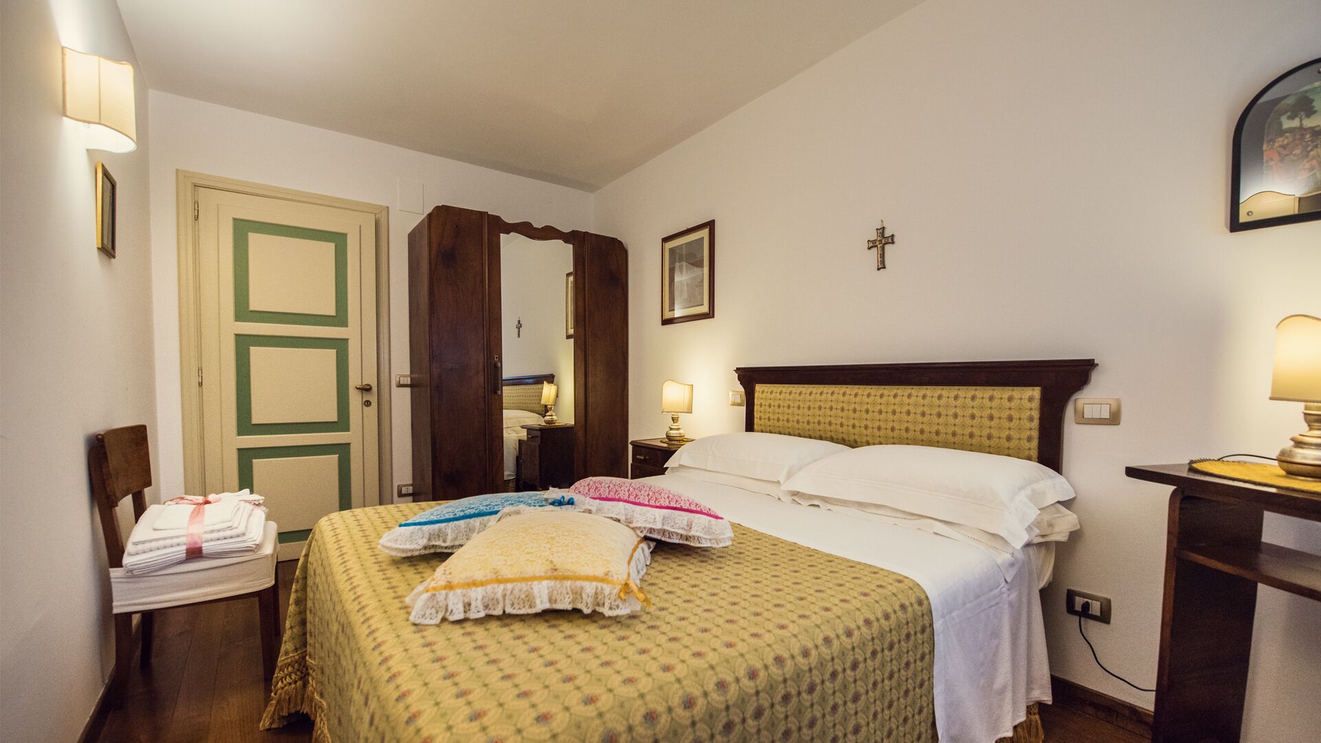 2 bedrooms, in-room safe, iron/ironing board, free WiFi