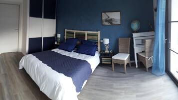 Minibar, desk, blackout drapes, soundproofing