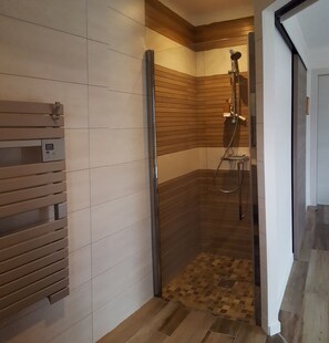 Casa Confort, 1 cama matrimonial, para no fumadores | Regadera en el baño