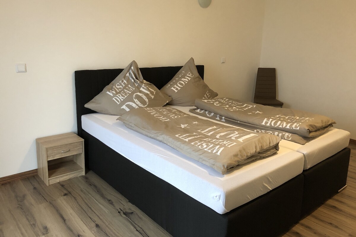 Ropa de cama hipoalergénica, escritorio, wifi gratis y ropa de cama 