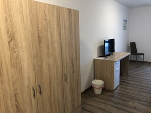 Hypo-allergenic bedding, desk, free WiFi, bed sheets - Stundenhotel Krieger (Bueren)