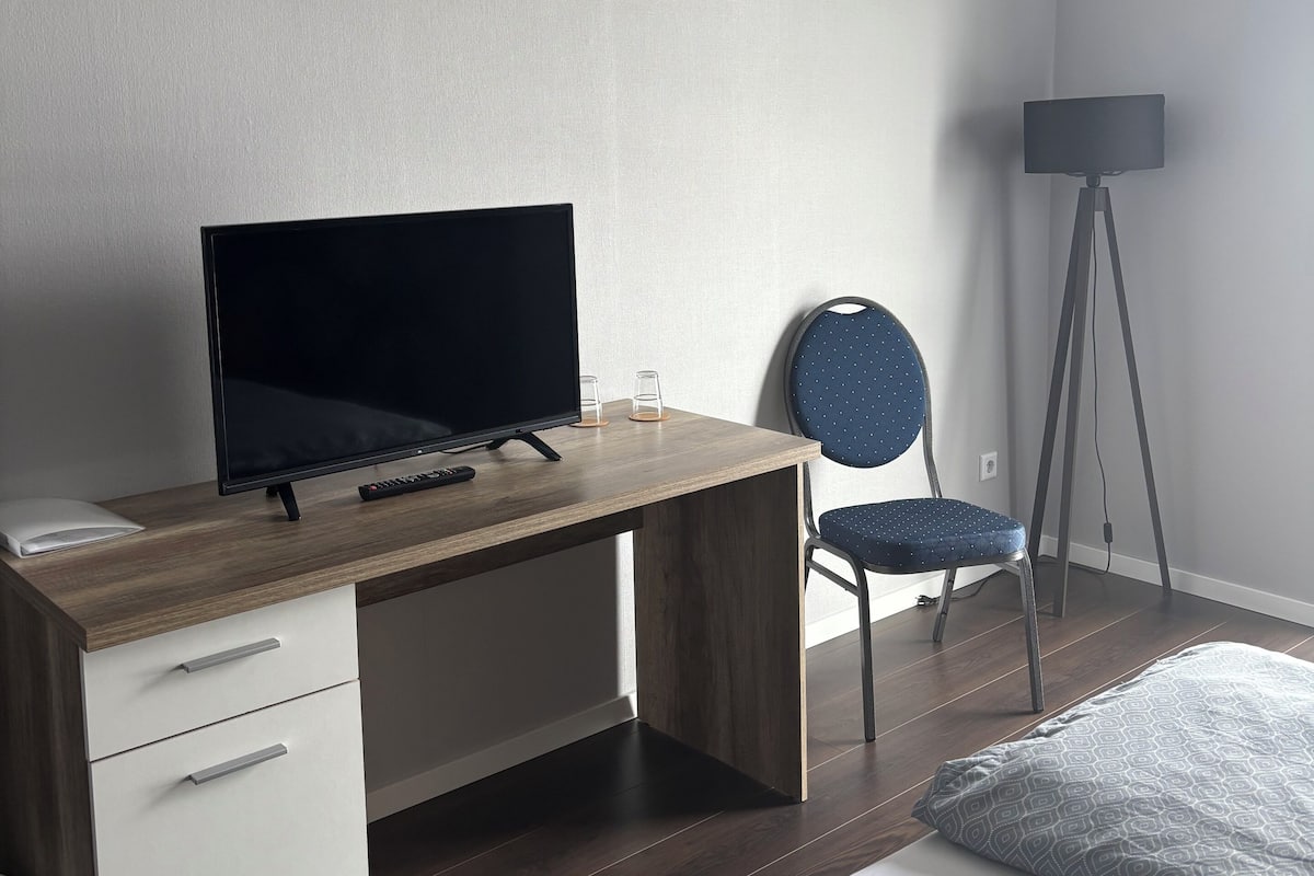 Hypo-allergenic bedding, desk, free WiFi, bed sheets