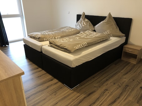 Ropa de cama hipoalergénica, escritorio, wifi gratis y ropa de cama