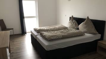 Doppelzimmer | Allergikerbettwaren, Schreibtisch, kostenloses WLAN, BettwÀsche