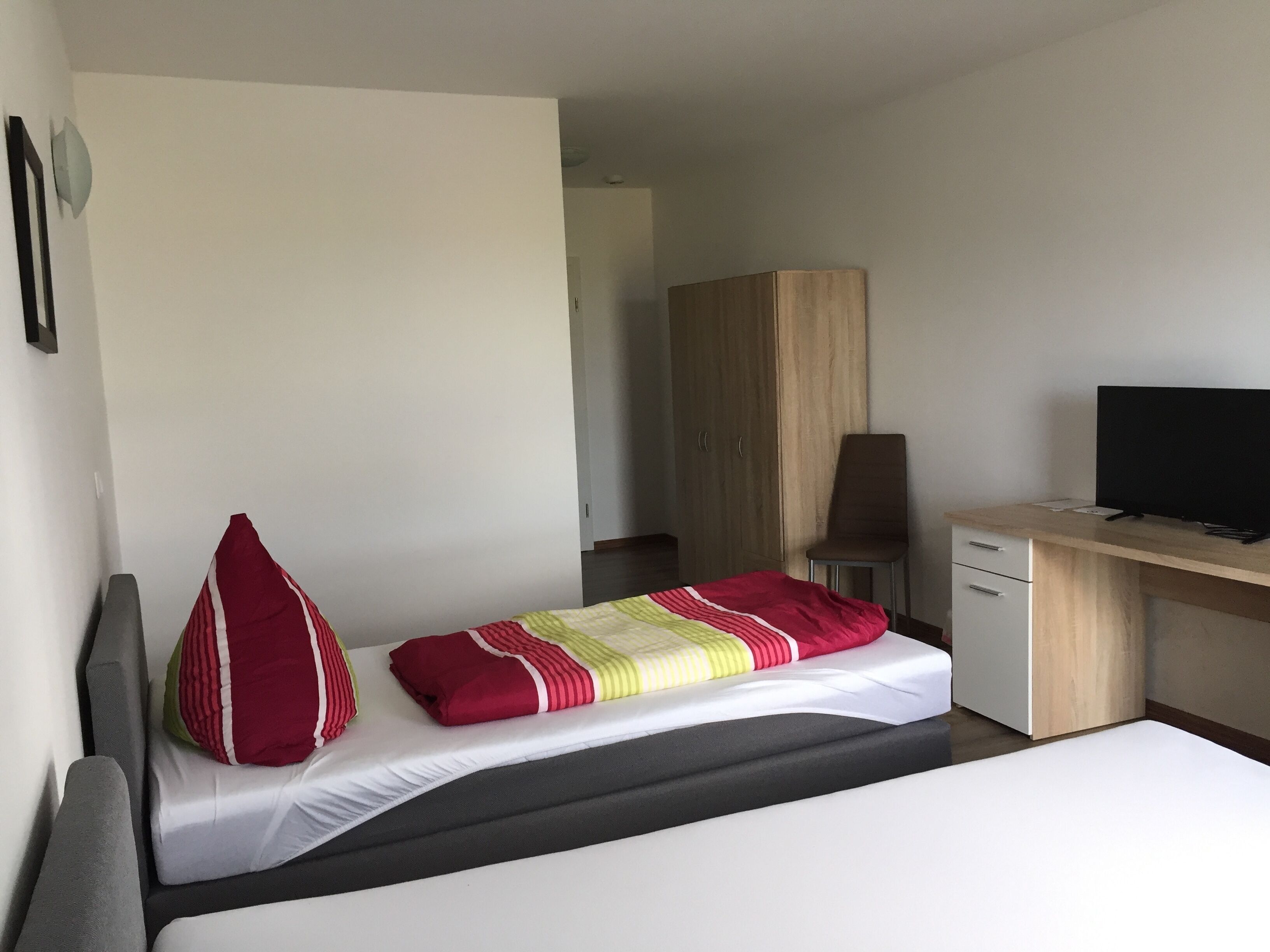 Hypo-allergenic bedding, desk, free WiFi, bed sheets