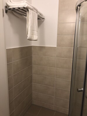 Hypo-allergenic bedding, desk, free WiFi, bed sheets - Stundenhotel Krieger (Bueren)