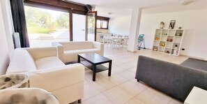 TV, fireplace, DVD player, books