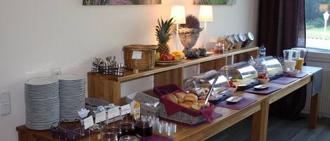 Desayuno buffet los días de semana (EUR 6 por persona)