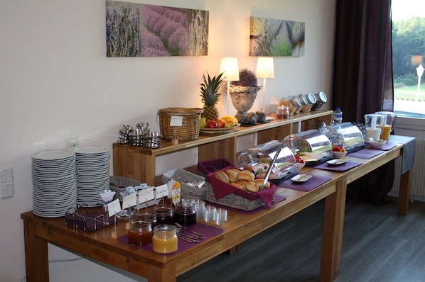 Frühstücksbuffet unter der Woche (6 EUR pro Person)